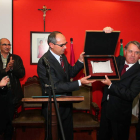 VecinJavier Álvarez entregó la placa al subdelegado