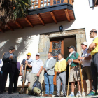 Los caminantes en la Casa Panero antes de iniciar la senda