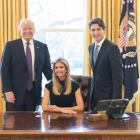 Ivanka Trump, sentada junto al presidente de EEUU y Justin Trudeau, de pie, en el Despacho Oval.