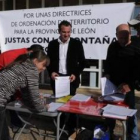 Nicanor Sen, alcalde de Cistierna, en la recogida de firmas.