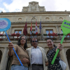 Javier Tomé con las dos guías de la nueva ruta por el ‘León insólito’.
