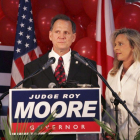 El candidato republicano para las elecciones legislativas en Alabama, Roy Moore, en un acto de campaña acompañado por su esposa.