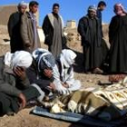 Familiares de uno de los policías abatido por los insurgentes en Tikrit lloran ante su cadáver