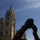 Turista retrata la Catedral de León. JESÚS F. SALVADORES / ARCHIVO