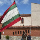 Los vecinos de Arcahueja alzan por primera vez su nuevo pendón.