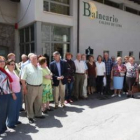 El subdelegado del Gobierno posa con la veintena de personas alojadas en el balneario.