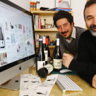 Rubén y Pablo, la semana pasada, en su estudio de León con algunos de sus últimos diseños. Abajo, otra muestra de su trabajo.