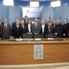 El consejero, delante de los alcaldes que ayer firmaron la apliación de plazas residenciales.