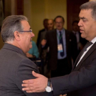 El ministro español de Interior, Juan Ignacio Zoido, saluda a su homólogo marroquí, Abdelouafi Laftit (d), durante su participación en la V Conferencia Euroafricana que se celebra en Marrakech.