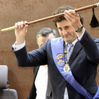 Manuel García levanta el bastón de mando tras ser proclamado alcalde.
