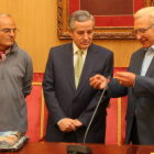 Carmelo Costa junto a Emilio Gutiérrez y el presidente de los donantes, Martín Manceñido.