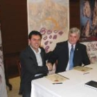 De izquierda a derecha, Nieto y Méndez durante la firma del convenio