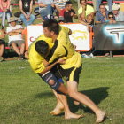 El juvenil que destaca entre los mayores, Rodrigo Fuentes, frente al líder de medios, El Divino.