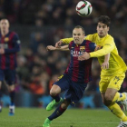 Trigueros pugna con Iniesta en las semifinales de Copa de la pasada temporada.