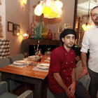 Sergio y Javier, cocinero y ‘cabeza pensante’ de La Favorita en el comedor del restaurante situado en la Plaza Mayor.