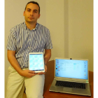 Javier Gutiérrez Abella(en la otra página), creador del entramado meteo.spyfly. A la derecha, la estación meteorológica. Arriba y en la otra página, la web y la app para móviles.