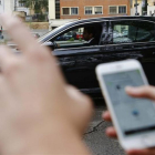 Una clienta se dispone a usar Uber en Madrid.