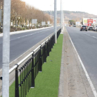La reurbanización de la avenida Europa se remata con hierba artificial en la mediana. MARCIANO PÉREZ
