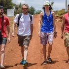 Aláiz y Villacorta caminan hacia la zona de entrenamiento.