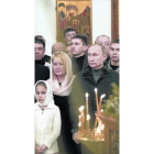 Vladímir Putin asiste a una misa de la Navidad ortodoxa, ayer en Moscú.