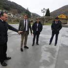 El alcalde de Molinaseca, Alfonso Arias, muestra a Emilio Orejas, Velasco y González la mejora del entorno del puente.