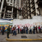 Un grupo de personas aguardan para realizar transacciones bancarias, en Caracas, el 13 de diciembre.