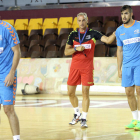 Rafa Guijosa da instrucciones a sus jugadores en un entrenamiento del Ademar.
