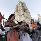 Componentes de la banda de gaitas Ciudá de Llión, en las fiestas de San Froilán de hace cinco años. BRUNO MORENO