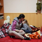 Oxana, de 27 años, besa a su hija Slata, de 4 años, en Vinnytsia tras huir de Kiev. BORJA SÁNCHEZ TRILLO
