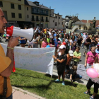 El portavoz del Ampa del colegio Campo de los Judíos, Pedro Jato, se dirigía ayer a los manifestantes en la glorieta de Correos.