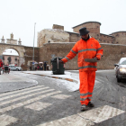 Operarios municipales esparcen sal por las calles de la capital.