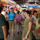 Turistas en el Mercat de Santa Caterina.