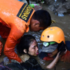 Los rescatadores auxilian a una niña atrapada en las ruinas de su casa inundada. ARIMACS WILANDER