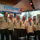 El equipo español de salmónidos mosca posa sonriente con sus medallas de oro. P. V.