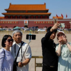 Turistas chinos se hacen un selfie en la plaza de Tiananmen.