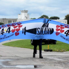 Familiares de los submarinistas del Ara San Juan ante la base naval del Mar del Plata. EDUARDO LÓPEZ