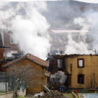 El fuego destruyó por completo dos viviendas el pasado martes en Almanza. MARCIANO