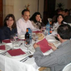 El director de la Uned, José Luis Torres (centro), en la mesa que compartió con el alumnado