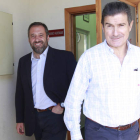 Manuel Cadenas a su salida ayer del club leonés después de haber dado el «sí» a regresar al banquillo del Ademar. A su espalda, un satisfecho Carlos Pollán.
