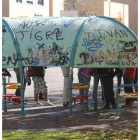 Imagen de un grupo de escolares en un parque.