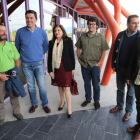 La presidenta de la DO, Misericordia Bello, con bodegueros, a la entrada del Consejo