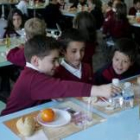 Niños participantes en el programa «Los Desayunos del Corazón» en el colegio de los Padres Agustinos