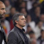 Guardiola y Mourinho, en el área técnica, durante el primero de los cuatro clásicos.