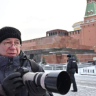 Alexéi Boitsov, el único fotógrafo que inmortalizó cómo se arriaba la bandera soviética en el Kremlin en 1991, ayer, en la Plaza Roja. IGNACIO ORTEGA