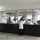Una mujer pide cita con el médico en un centro de salud.