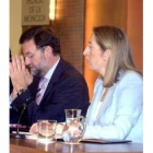 La ministra Ana Pastor, junto a Rajoy, en la rueda de prensa posterior al Consejo de Ministros