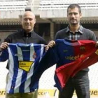 Márquez (i) y Pep Guardiola muestran las camisetas de sus equipos