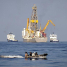 El barco Rowan Reneissance, de la compania petrolifera Repsol, escoltado por una lancha de asalto de la Armada durante las polémicas prospecciones petrolíferas (por el sistema de perforación) que se llevaron a cabo en Canarias en el 2014.