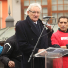 Luis del Olmo compartió la lectura del manifiesto con la poetisa Edith Fernández. L. DE LA MATA