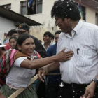 Evo Morales saluda a la gente mientras se dirige a votar.